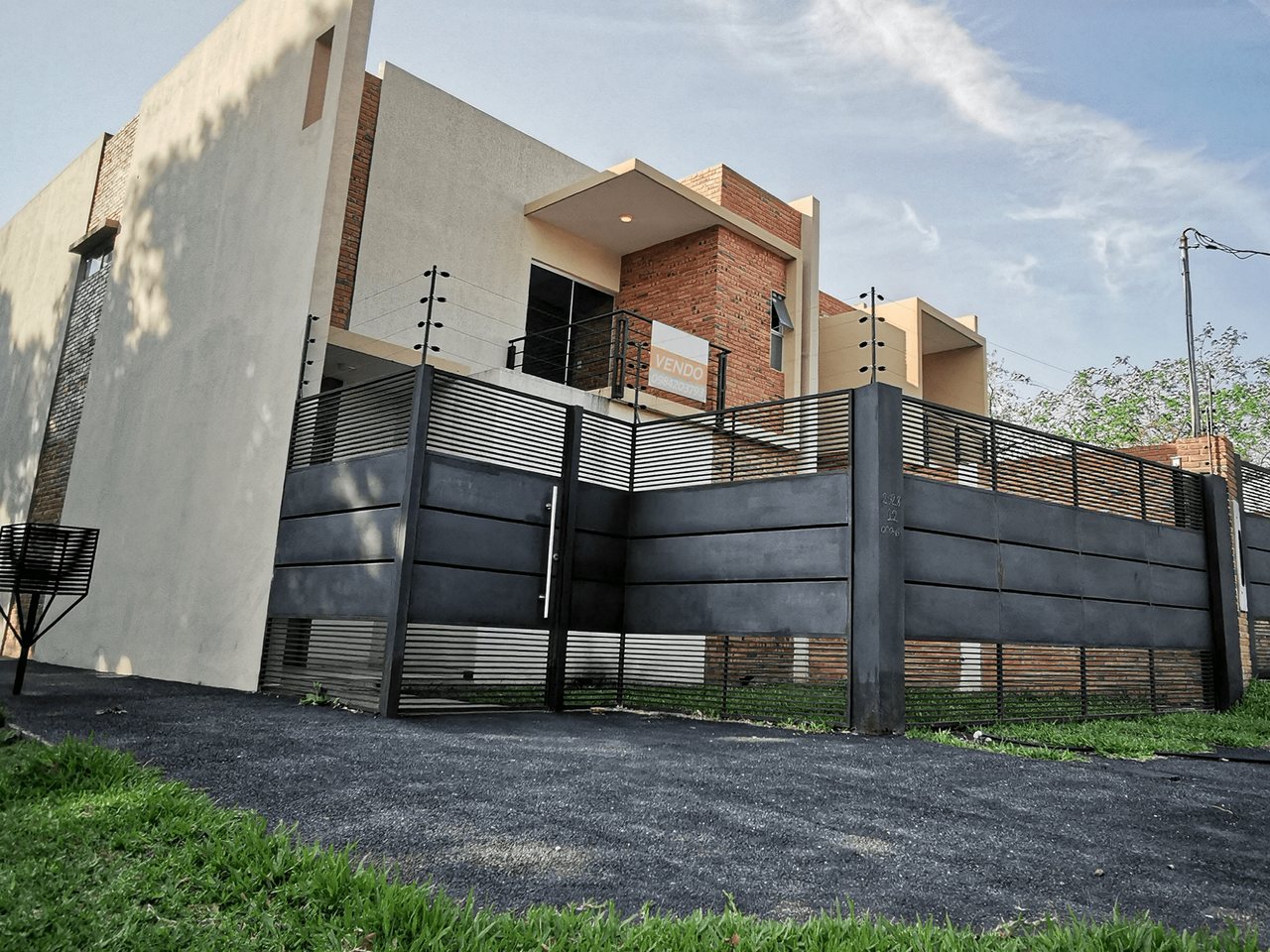 Fachada del dúplex en Lambaré, zona Colegio SEK