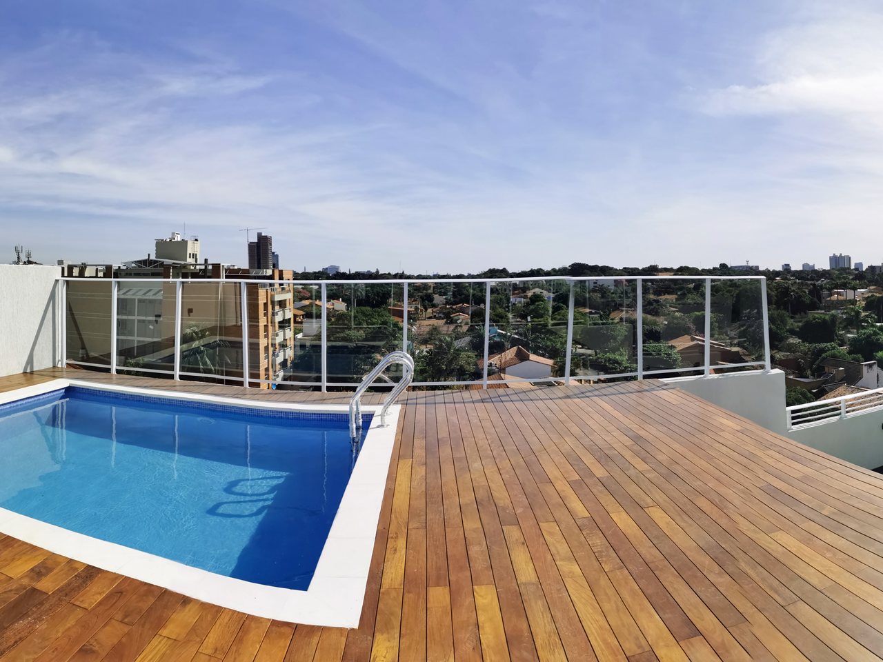 Terraza con piscina y deck del edificio en Barrio Herrera