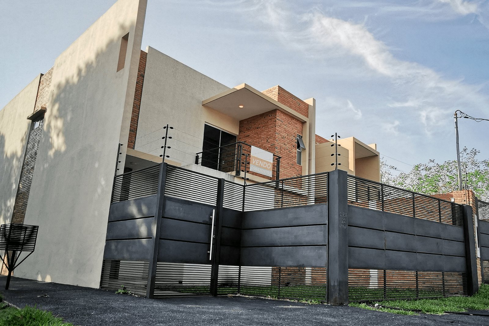 Fachada del dúplex en Lambaré, zona Colegio SEK