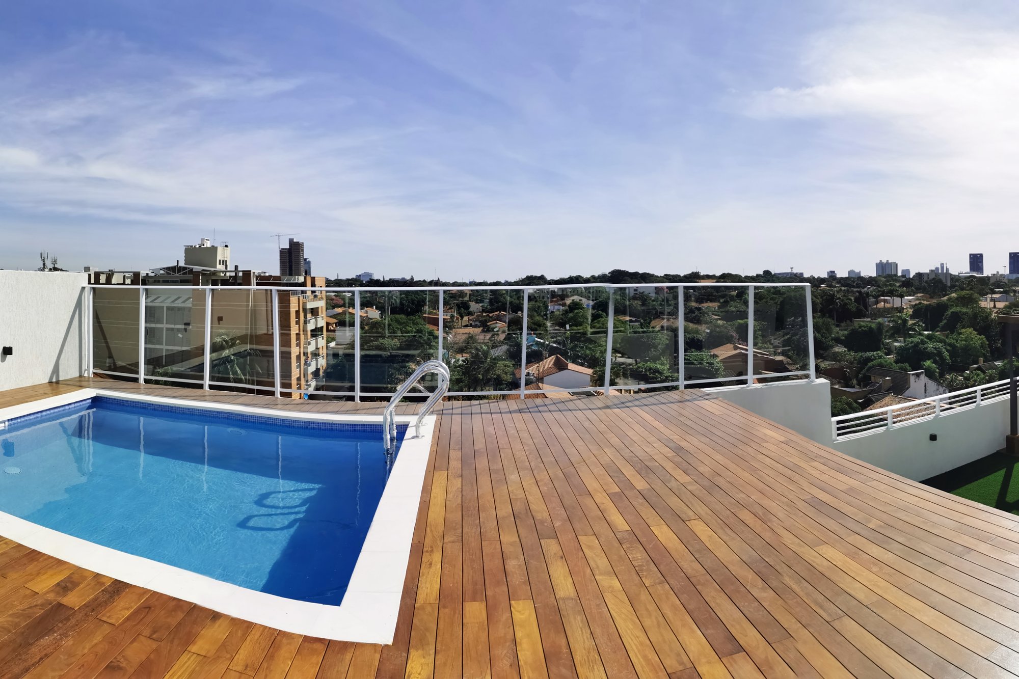 Terraza con piscina y deck del edificio en Barrio Herrera